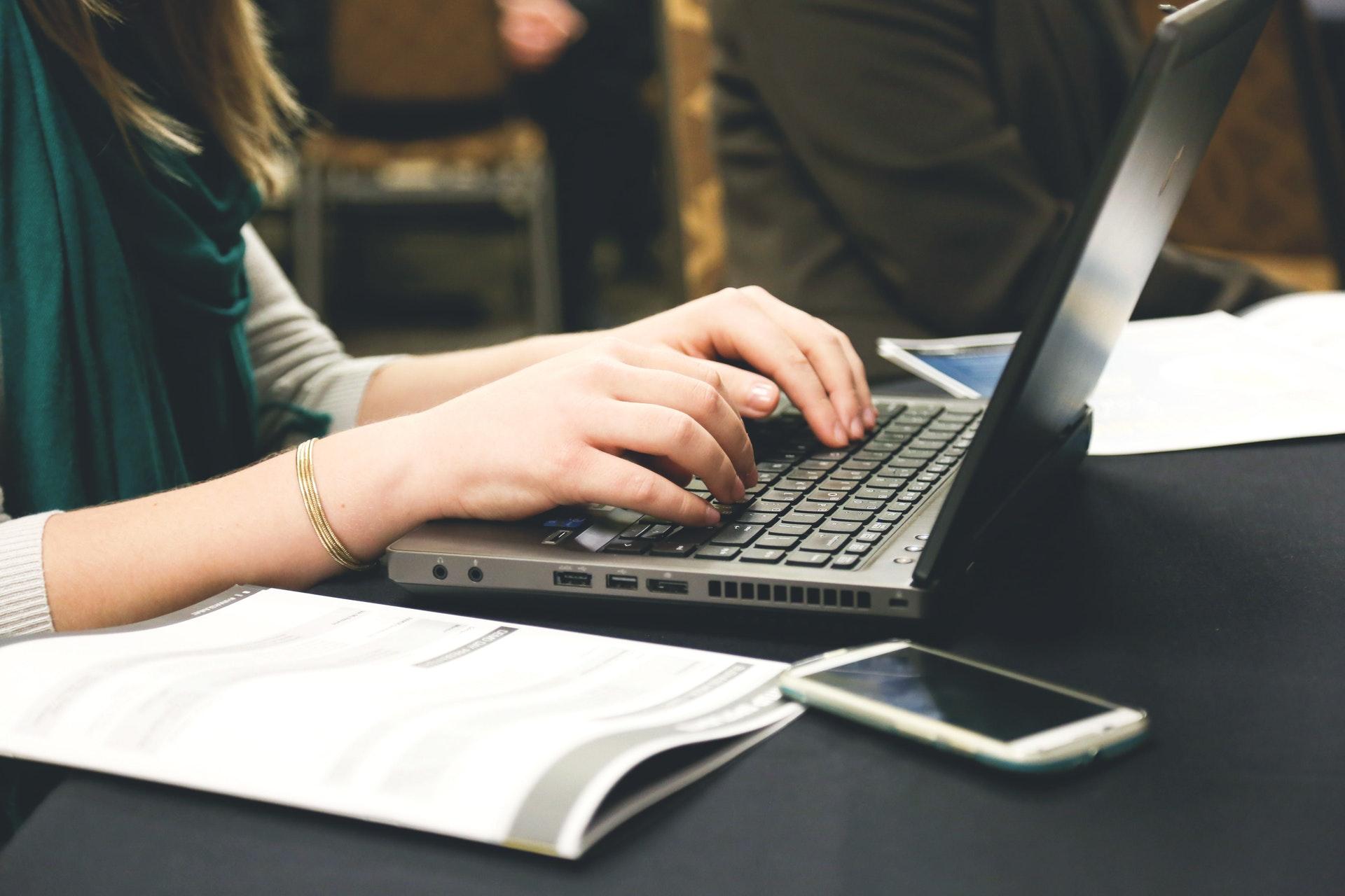 Persoon achter laptop - digitale toegankelijk
